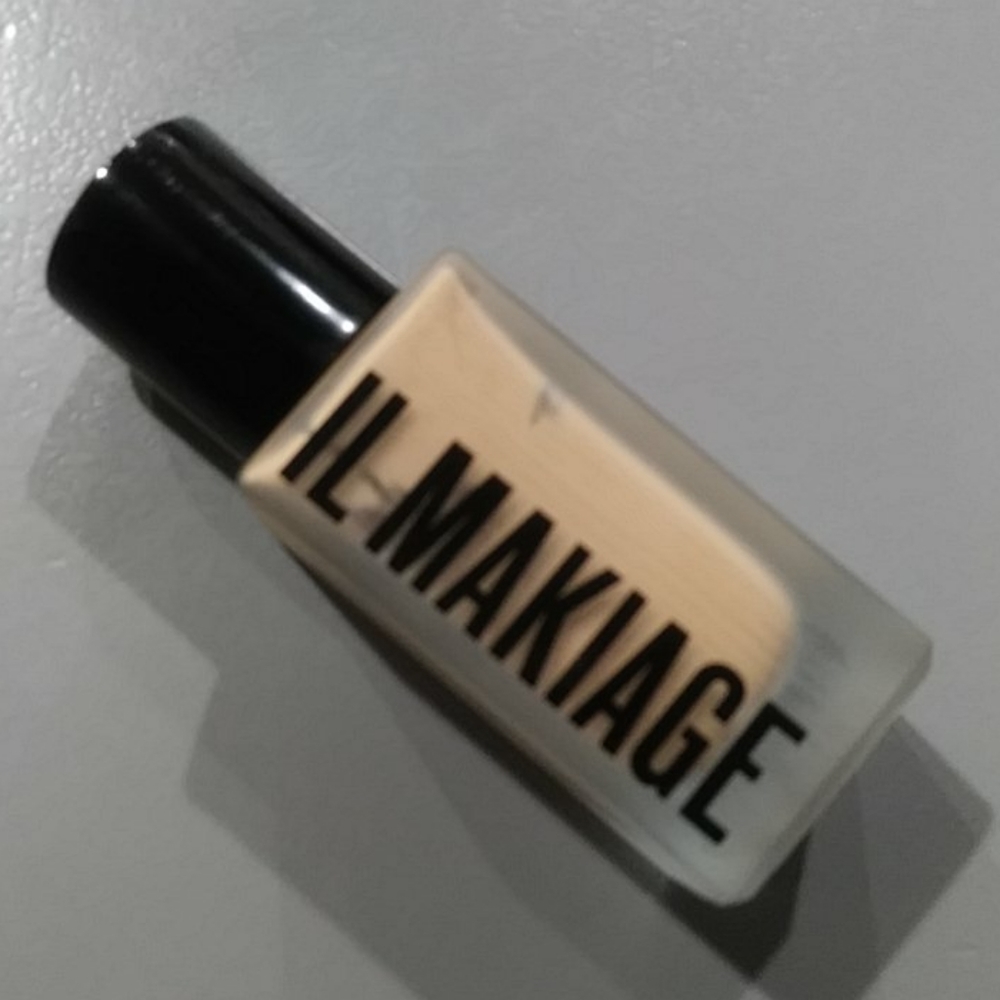 IL Makiage Foundation 040 Woke Up Like This